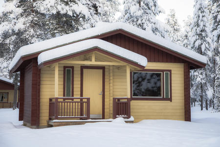 Außenansicht der Ferienhäuser mit Kamin