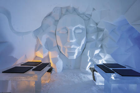So speisen Sie im Eisrestaurant (c) Arctic SnowHotel & Glass Igloos