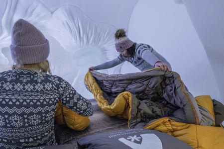Der Schlafsack hält Sie nachts warm (c) Arctic SnowHotel & Glass Igloos