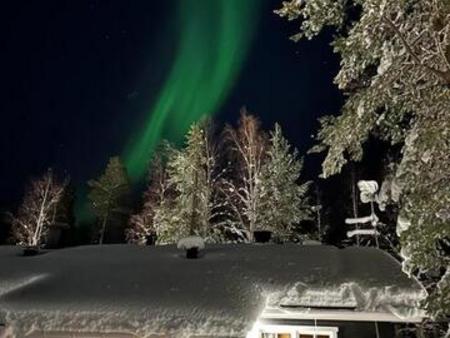 Polarlicht über dem Ferienhaus