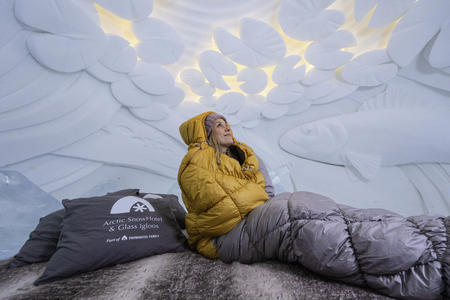 Bewundern Sie die Kunst aus Eis und Schnee, während Sie von Ihrem warmen Schlafsack umhüllt sind (c) Arctic SnowHotel & Glass Igloos
