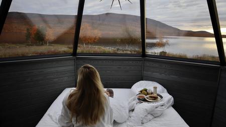 Frühstück im Bett mit Blick auf den wunderschönen See