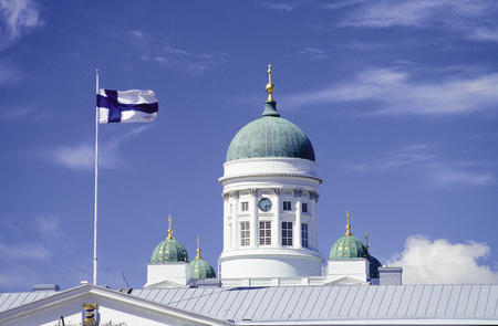Finnlandflagge und Dom von Helsinki