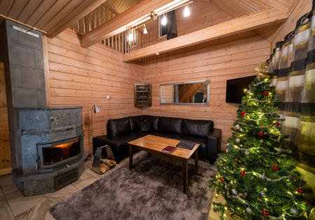 WOhnbereich mit Kamin (c) Kilpisjärven Tunturimajat