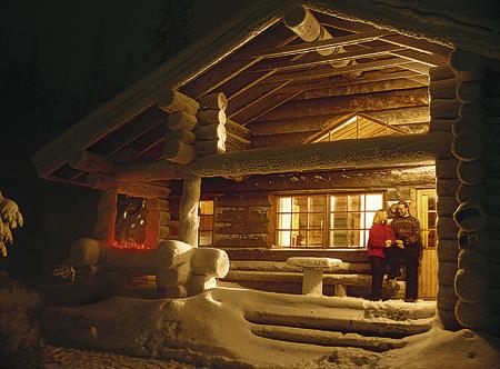 Romantischer Abend im Winter vom Blockhaus beim Hotel Iso-Syöte