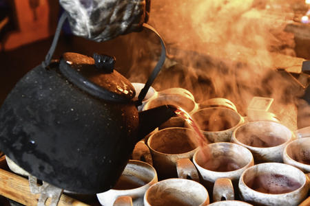 Heißes Getränk am Lagerfeuer (c) L. Stickeln