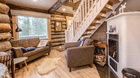 Wohnbereich mit Kamin im Blockbohlenferienhaus (40 m²) mit 1 Schlafzimmer