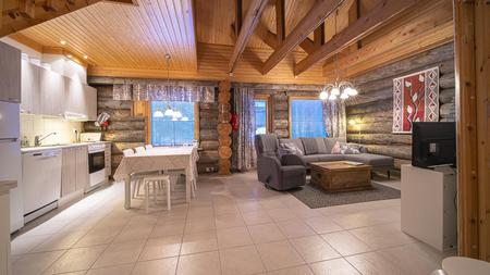 Offener Wohnbereich im Blockbohlen-Apartment (76 m²) mit 2 Schlafzimmern