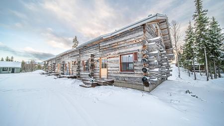 Außenansicht des Blockbohlen-Apartments (76 m²) mit 2 Schlafzimmern