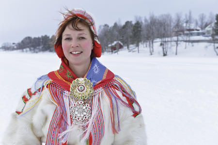 Sami in traditioneller Kleidung