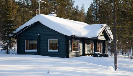 Ferienhaus im Winter von außen