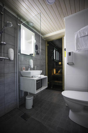 Badezimmer mit Sauna im Doppelzimmer Deluxe