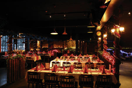 Eingedeckte Tische im Restaurant