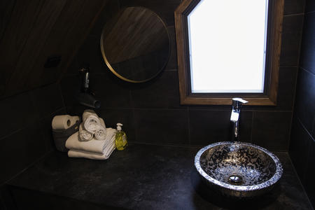Badezimmer im Glasiglu des Feriendorf Inari