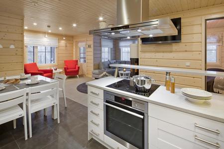 Offene Küche mit angrenzendem Wohn-/Essbereich in der größeren Ferienhaushälfte