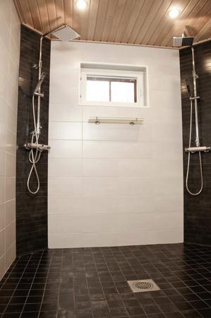 Modernes Duschbad in der kleineren Ferienhaushälfte