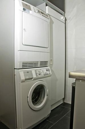 Waschmaschine und Trockner im Bad der größeren Ferienhaushälfte