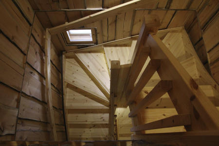 Holztreppe im großen Blockbohlen-Ferienhaus