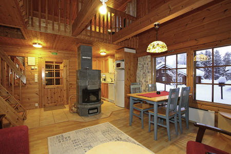  Essbereich und Küche mit Kamin