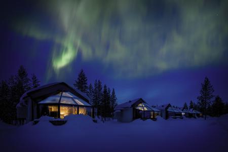 Nordlichter über dem Igludorf beim Weihnachtsmanndorf in Rovaniemi