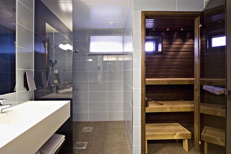 Badezimmer mit Sauna im Sokos Hotel Levi