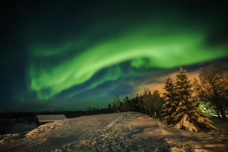 Nordlichter über der Winterlandschaft mit Scheune, Ylläs Äkäslompolo (c) Klaus-Peter Kappest 