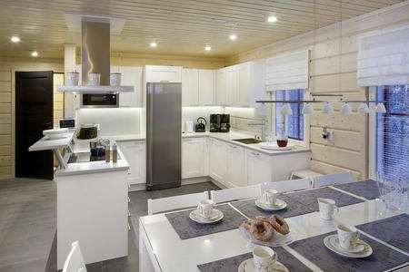 Offener Wohn-/Essbereich mit großer Küche in der größeren Ferienhaushälfte