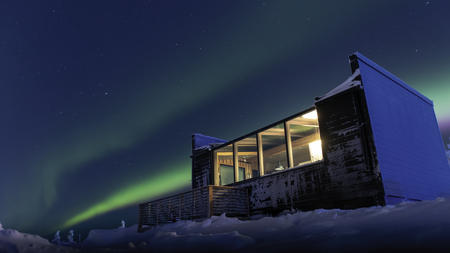 Vom Bett aus können Sie gemütlich die Polarlichter beobachten, Polar Sky Suites
