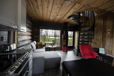 Offener Wohnbereich mit Kamin in den Superior Sky-View Villen
