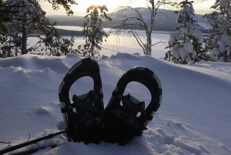 Mit Schneeschuhen können Sie die tief verschneiten Wälder ringsherum erkunden