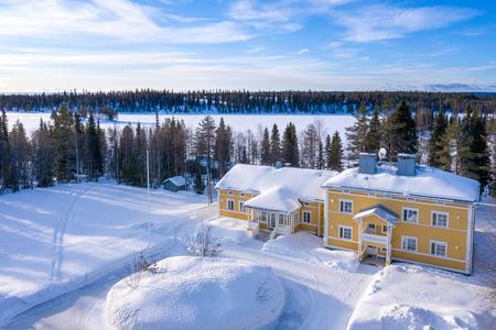  Außenansicht des Hotels im Schnee (c) House of Northern Senses