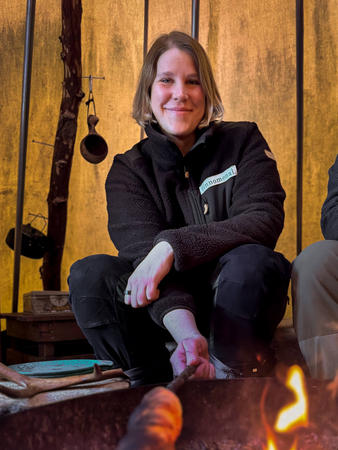 Rösten Sie Tikkupulla, das Stockbrot, über dem Feuer, Lapplands wilder Genuss (c) Anja Degiampietro 