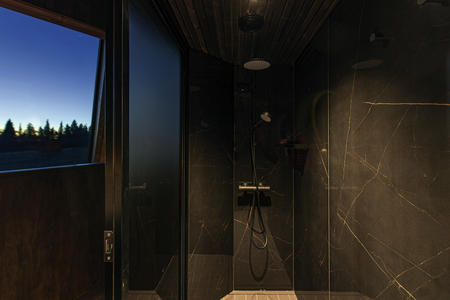 Badezimmer mit Regendusche