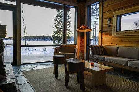 Vorraum und Aufenthaltsbereich in der Gemeinschaftssauna der Nivunki Lodge