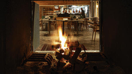 Hotelrestaurant mit Kamin