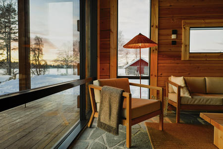 Vorraum und Aufenthaltsbereich in der Gemeinschaftssauna der Nivunki Lodge