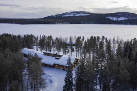 Blick auf das Resort am See