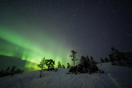 Beobachten Sie die Polarlichter während der E-Motorschlittensafari 