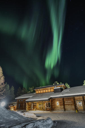Das Polarlicht tanzt über dem Sunday Morning Resort 