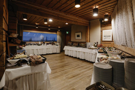 Frühstücksbüfett im Hotelrestaurant (c) Lapland Hotels