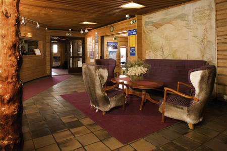 Die Lobby des Hotels im rustikalen Stil (c) Lapland Hotels