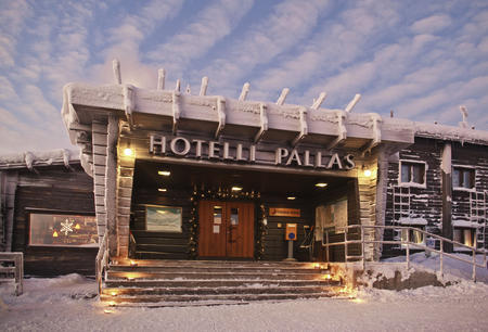 Der verschneite Eingangsbereich des Hotels (c) Lapland Hotels
