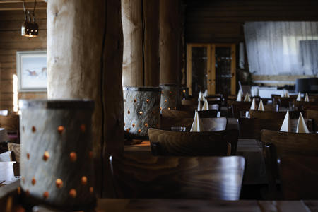 Abendessen in gemütlicher Atmosphäre (c) Lapland Hotels