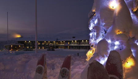 Das Hotel mit weihnachtlicher Beluchtung (c) Lapland Hotels