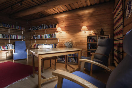 Nehmen Sie sich eine Auszeit in der kleinen Bücherei des Hotels (c) Lapland Hotels