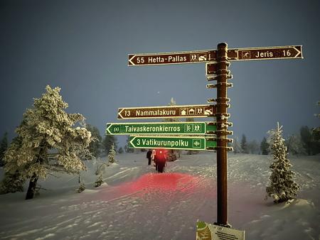 Wegweiser für Wanderer am Lapland Hotel Pallas