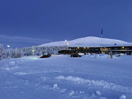 Das Lapland Hotel Pallas aus der Entfernung mit dem Fjäll im Hintergrund