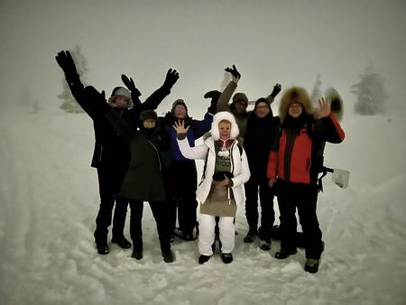 Vor dem tief verschneiten Lapland Hotel Pallas trifft sich die Reisegruppe zum abendlichen Spaziergang