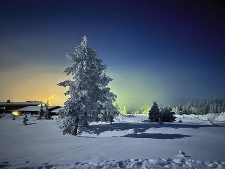 Blick hinunter aufs Pallas Hotel bei Nacht
