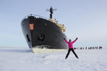 Spaziergang auf dem Eis des Bottnischen Meerbusens mit dem Eisbrecher Sampo c(c) Visit Sea Lapland